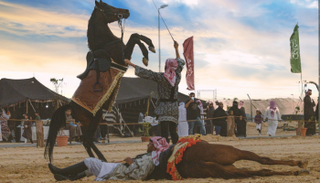 الجمهور يتفاعل بشغف مع فعالية الخيول وإطلاق البارود في المهرجان