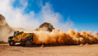 كارلوس ساينز يفوز بخامس مراحل رالي داكار السعودية 2020