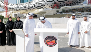 الشيخ حمدان بن محمد بن راشد آل مكتوم يوقع على القطعة الأخيرة
