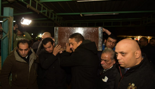 إيهاب توفيق يحمل جثمان والده 