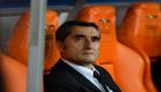 برشلونة يبحث إقالة فالفيردي.. والكشف عن موعد الحسم