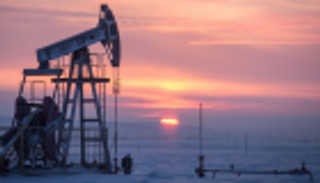 النفط يتجه صوب أول تراجع أسبوعي مسجلا 65 دولارا