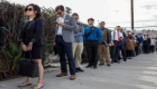 سوق الوظائف الأمريكية تنهي العام الماضي بوتيرة نمو ضعيفة