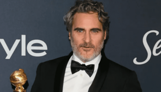 خواكين فينيكس أثناء تسلمه أفضل ممثل في "الجولدن جلوب"