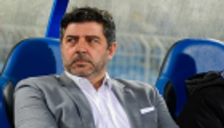 "الطبيب النفسي" يثير غضب مدرب النصر السعودي