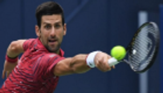 ديوكوفيتش يهزم ميدفيديف ويصعد بصربيا لنهائي كأس المحترفين للتنس