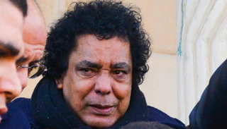 بكاء محمد منير في جنازة مدير أعماله