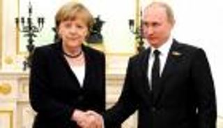بوتين وميركل يطالبان بإنهاء الصراع في ليبيا وإحلال السلام