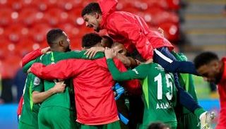 احتفال لاعبي شباب الأهلي بالتأهل