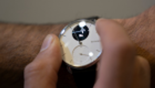 ساعة ذكية تحذر من انقطاع التنفس أثناء النوم