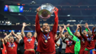 فان ديك ساخرا من توتنهام: حاولوا تعويض خسارة أبطال أوروبا