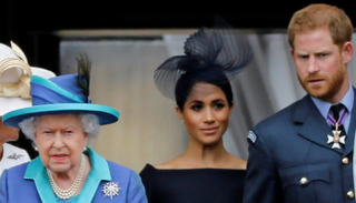 الأمير هاري وزوجته ميجان والملكة إليزابيث الثانية في قصر باكنجهام