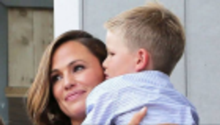 "شيك" بـ168 دولارا فقط.. ابن جنيفر جارنر يشكرها بطريقة طريفة