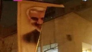 إيران.. صور ممزقة لقاسم سليماني ومطاردات للمتظاهرين
