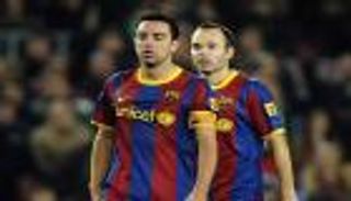 إنييستا يفسر تفضيله تشافي على كومان لتدريب برشلونة