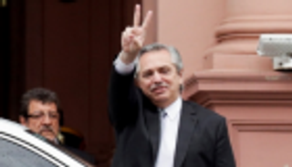 رئيس الأرجنتين يحدد نهاية مارس المقبل لحل أزمة الديون