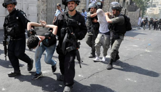 جيش الاحتلال الإسرائيلي يعتقل فلسطينيين- أرشيفية