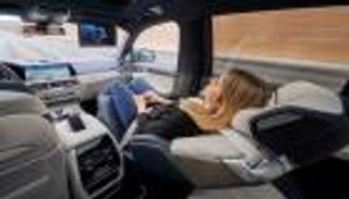 بي إم دبليو تكشف عن ميزات مهمة للراكب الأمامي