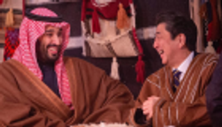 محمد بن سلمان وشينزو آبي في العُلا.. دبلوماسية الصحراء