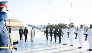 كيروندا وضع إكليلاً من الزهور أمام نصب الشهيد