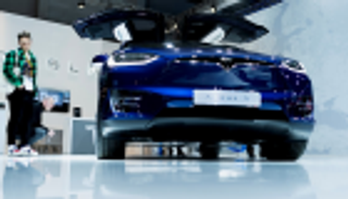 سيارات تسلا المستقبلية تتحدث للمارة في الشوارع