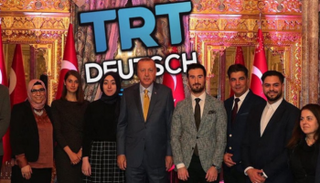 جانب من لقاء أردوغان وفريق عمل القناة التركية