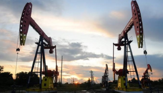 أسعار النفط تستقر بعد انخفاض 