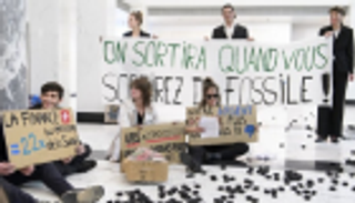 مدافعون عن المناخ يلقون فحما داخل أكبر بنوك سويسرا