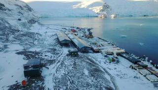 منظر جوي لقاعدة كوماندانتي فيراز في جزيرة الملك جورج في أرخبيل شيتلاند