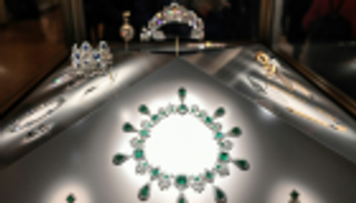 اللوفر يتزين بماسات التاج الملكي الفرنسي