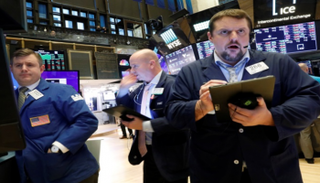 متعاملون أثناء التداول في بورصة نيويورك - رويترز