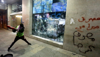 لبناني يحطم إحدى واجهات مصرف ببيروت
