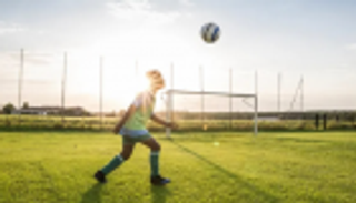 خوفا من الخرف.. اسكتلندا تحظر ضربات الرأس خلال مران الكرة