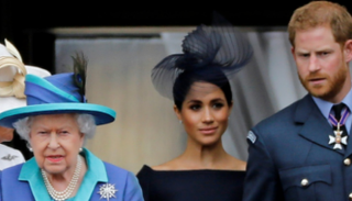 هاري وزوجته والملكة إليزابيث الثانية في قصر بكنجهام - أرشيفية 