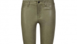 السروال الجلد.. إطلالة شتوية مشرقة 