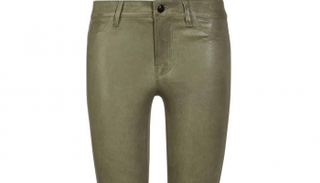 السروال الجلد يطل باللون الكاكي