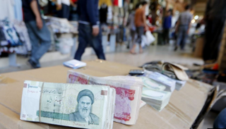 عملات إيرانية تباع في أحد شوارع طهران- أرشيفية