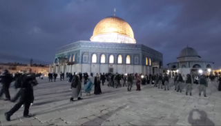 قوات الاحتلال تلاحق المصلين