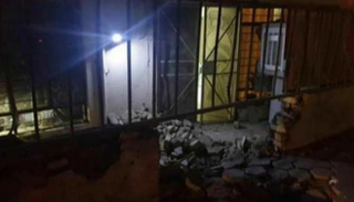 جانب من آثار قصف صاروخي قرب السفارة الأمريكية في بغداد 