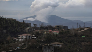 الرماد الكثيف أحال بعض المناطق إلى بلدات أشباح