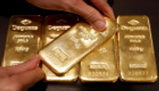 أسعار الذهب تنخفض والأوقية تسجل 1552 دولارا