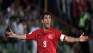 هاكان شوكور.. قصة أسطورة كرة تركية أصبح سائقاً