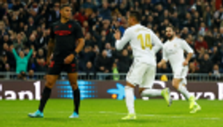 كاسيميرو يسجل ثنائية تاريخية في إشبيلية