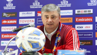 المدرب خلال المؤتمر الصحفي