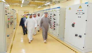 الطاير يتفقد مجمع محمد بن راشد للطاقة الشمسية