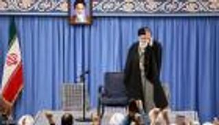 من على المنبر.. خامنئي يبيع الوهم للإيرانيين