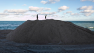 ميامي تتسلح بأطنان الرمال لمواجهة تآكل الشواطئ