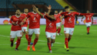 الأهلي يهزم المقاولون بثنائية ويبتعد بصدارة الدوري المصري