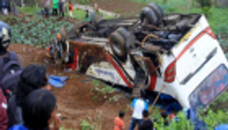 مصرع 8 في انقلاب حافلة سياحية بإندونيسيا