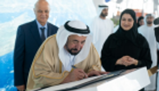 حاكم الشارقة يوقع على القطعة الأخيرة من مسبار الأمل
